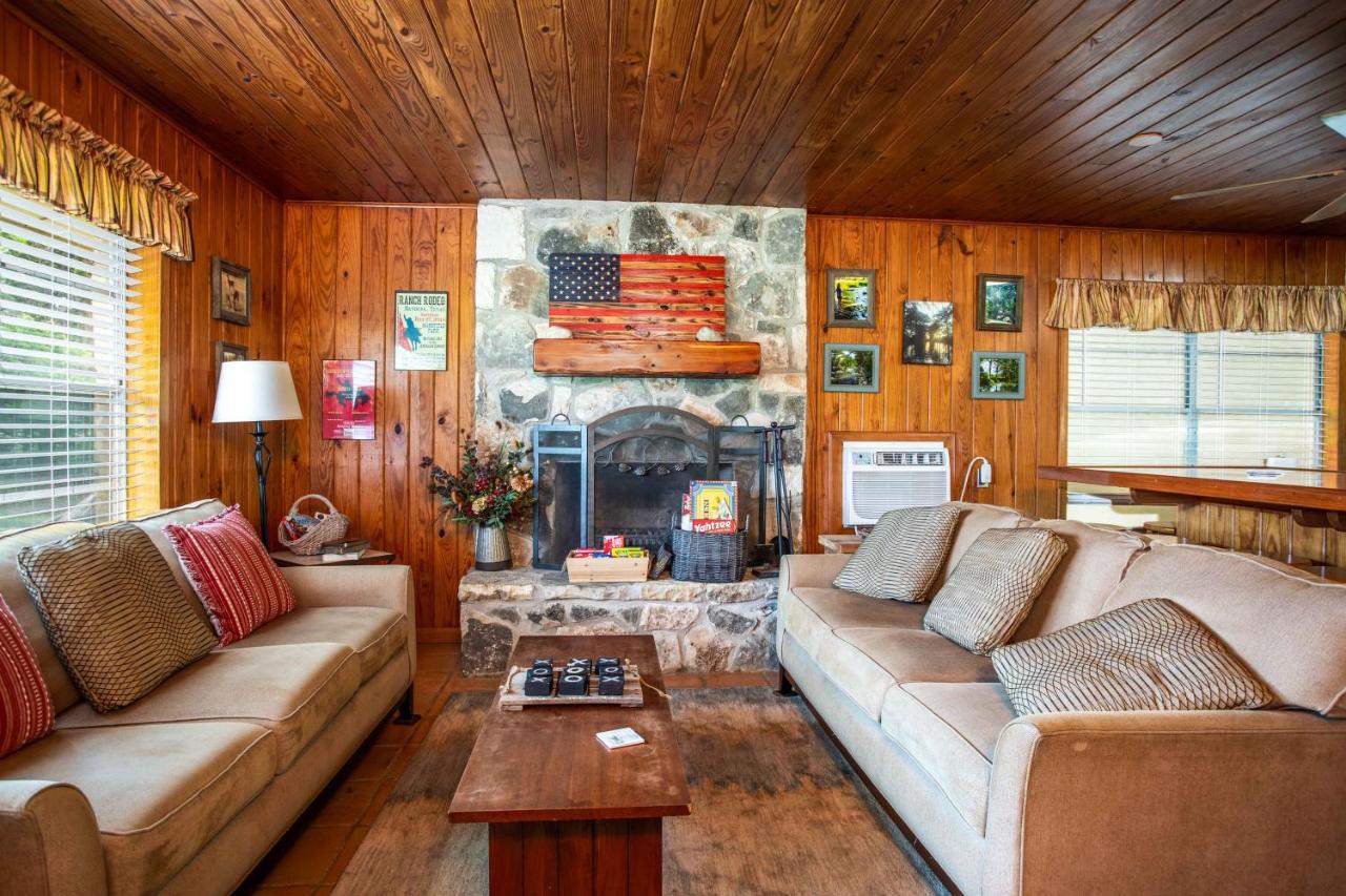 River Ridge Bandera Cabin Exterior photo